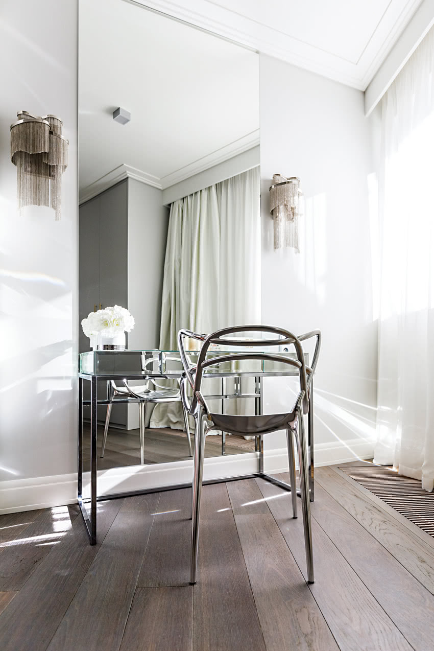 Do bardzo pięknej lustrzanej toaletki...