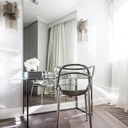 Od progu toalety wzrok przykuwa piękna szklana...