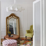 W ogromnym lustrze od Kare Design odbija się...