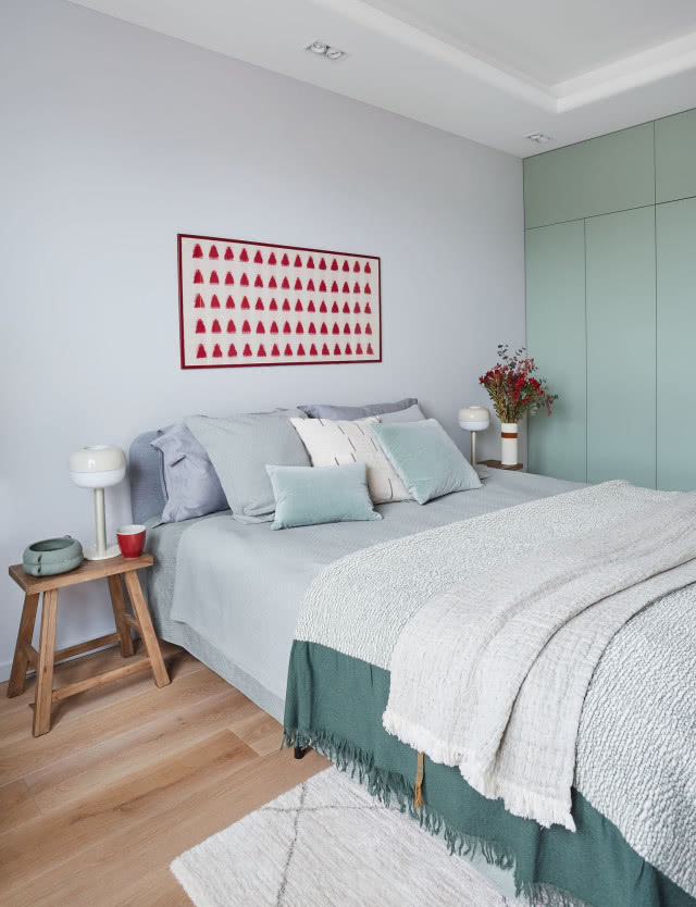 Drewno i wyraziste kolory - udany mariaż na 70 metrach kwadratowych