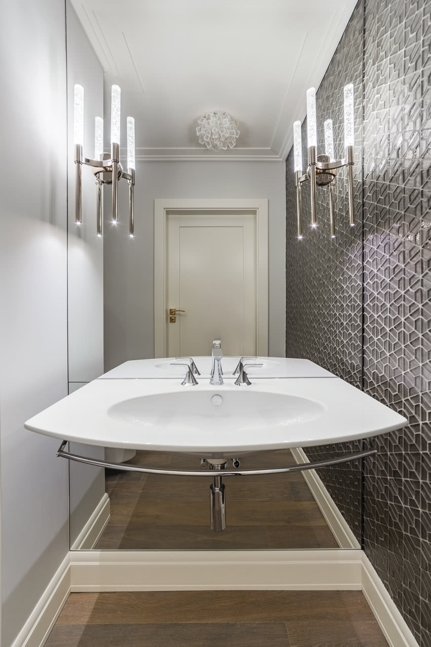 Od progu toalety wzrok przykuwa piękna szklana...