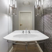 Od progu toalety wzrok przykuwa piękna szklana...