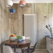 W ogromnym lustrze od Kare Design odbija się...