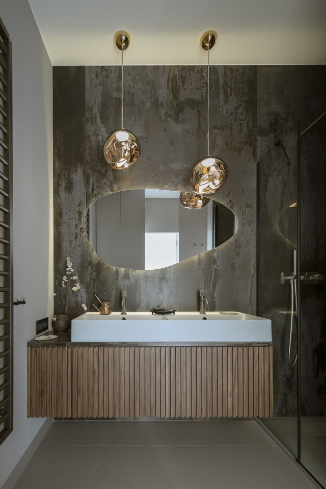 Łazienka z ryflowaną szafką z forniru