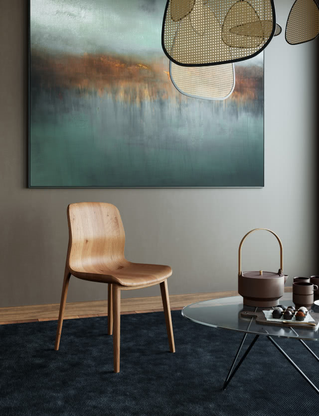 drewniane krzesło, duży obraz na ścianie, szklany stolik kawowy, czajnik, wykładzina