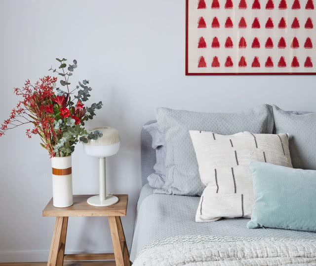 Drewno i wyraziste kolory - udany mariaż na 70 metrach kwadratowych