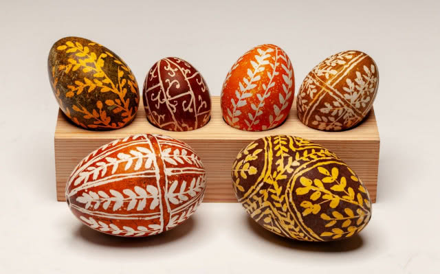 Pisanki wykonane techniką batikową