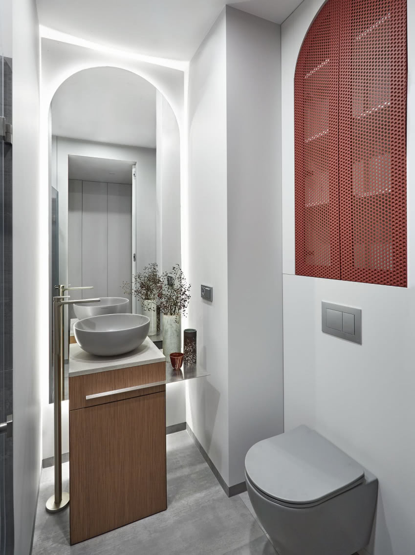 W mieszkaniu są dwie łazienki: mniejsza (na...