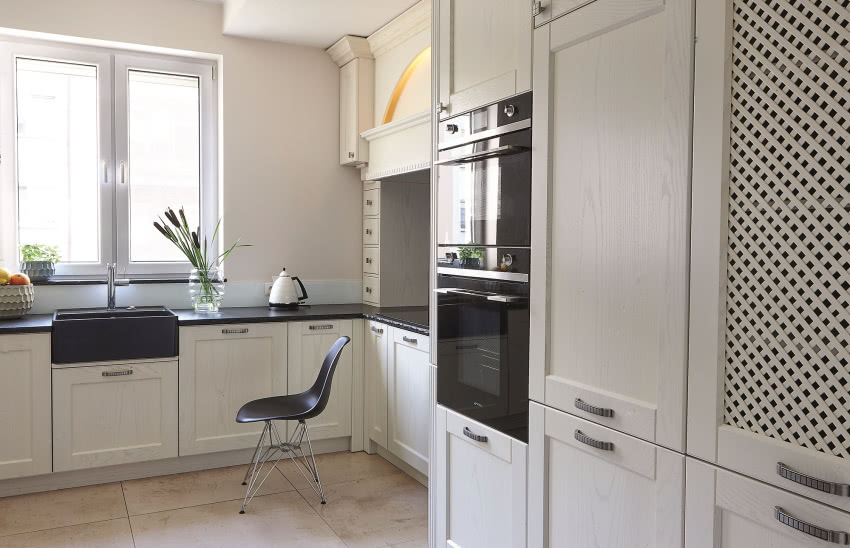 Stylizowana kuchnia skrywa bardzo nowoczesny...