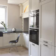 W ogromnym lustrze od Kare Design odbija się...