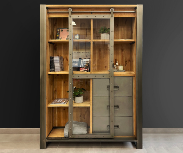 drewniany regał na książki i bibeloty, szuflady, czarna ściana, drzwi przesuwne przeszklone