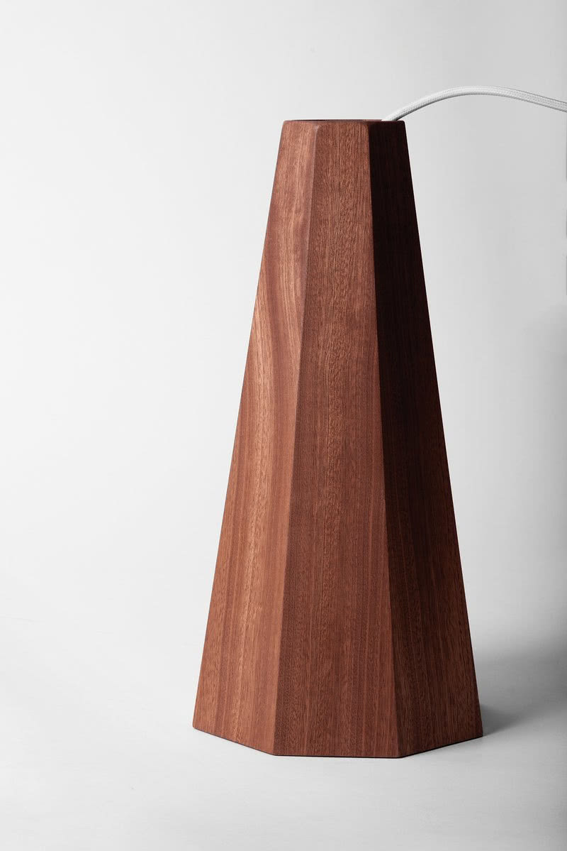 Lampa Norma zrobiona jest przede wszystkim ze...