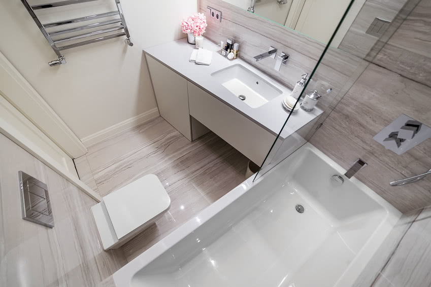 Wnętrze łazienki zyskało dzięki jasnym barwom...