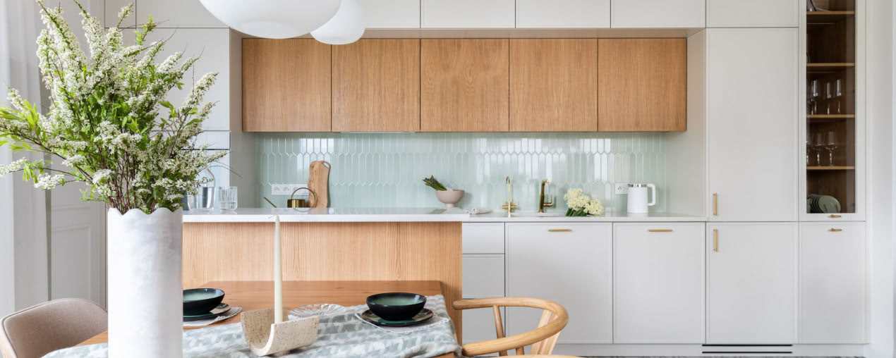 Zieleń, drewno i bordo - wyjątkowy projekt mieszkania w Porcie Praskim