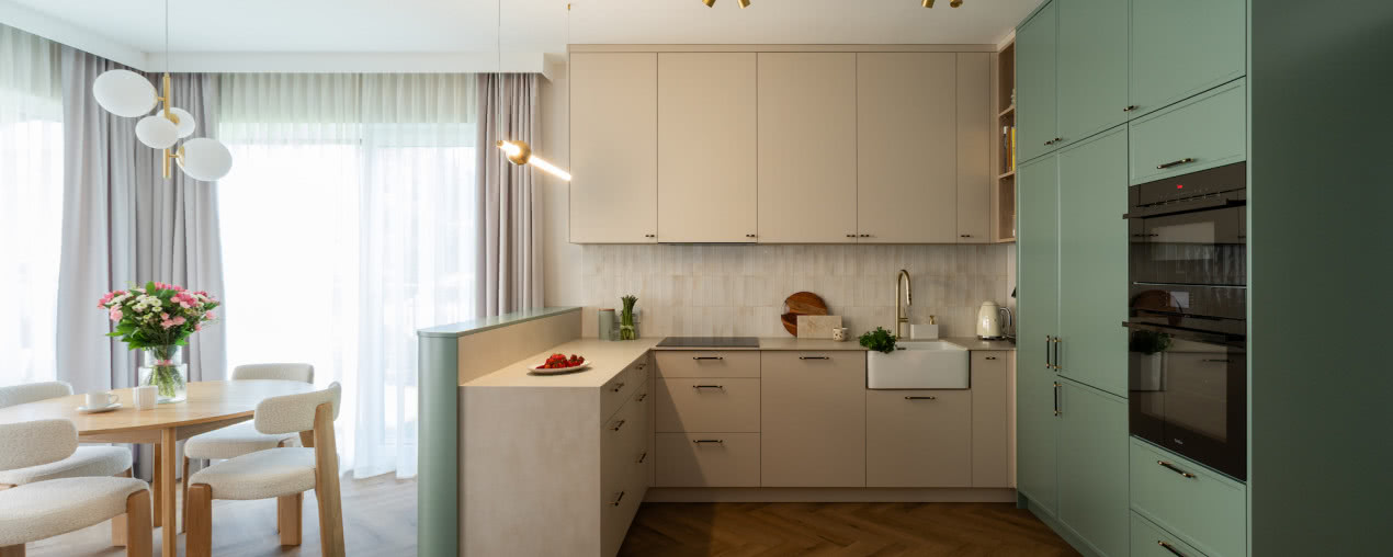 Wnętrza w odcieniach szałwii i eukaliptusa. Przytulny dom na poznańskich Podolanach