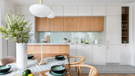 Zieleń, drewno i bordo - wyjątkowy projekt mieszkania w Porcie Praskim