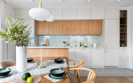 Zieleń, drewno i bordo - wyjątkowy projekt mieszkania w Porcie Praskim