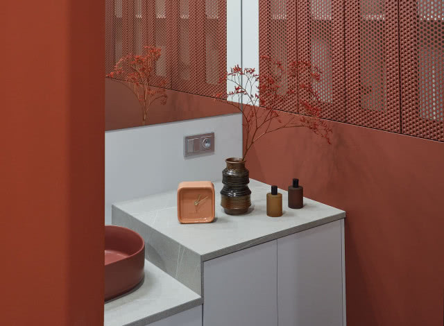 Drewno i wyraziste kolory - udany mariaż na 70 metrach kwadratowych