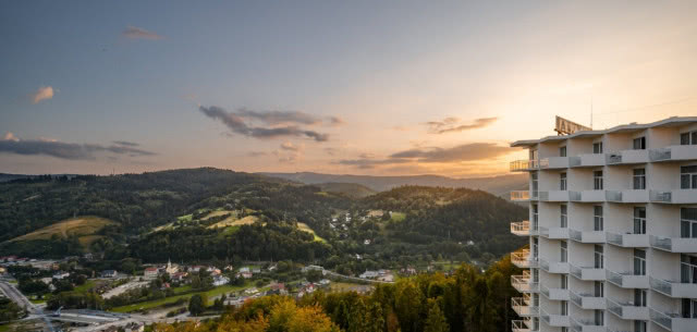 widok na beskid, wzgórza pokryte lasami