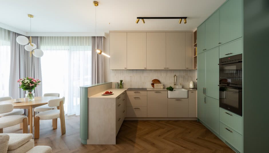 Wnętrza w odcieniach szałwii i eukaliptusa. Przytulny dom na poznańskich Podolanach