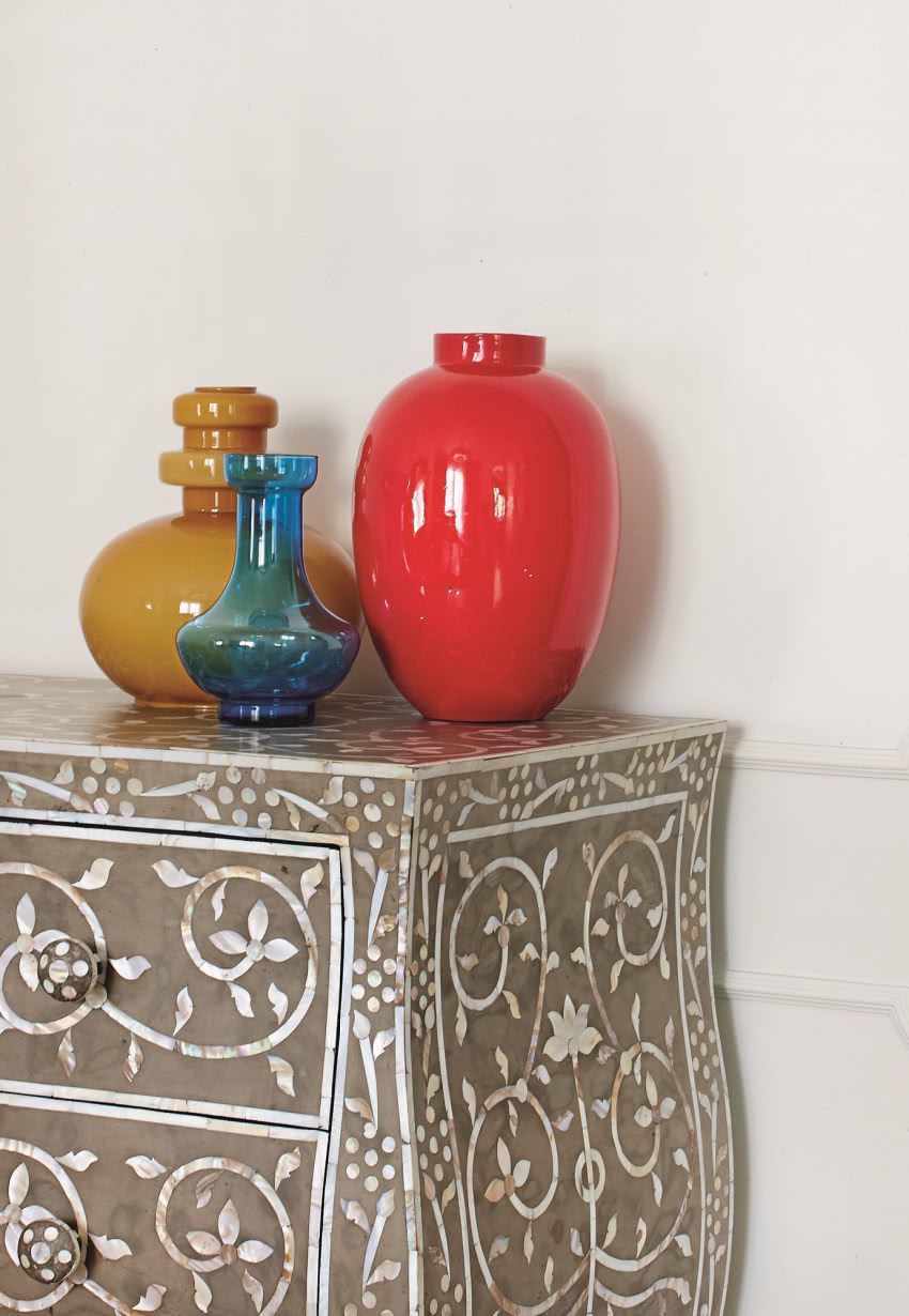 Na intrygującej, inkrustowanej masą perłową...