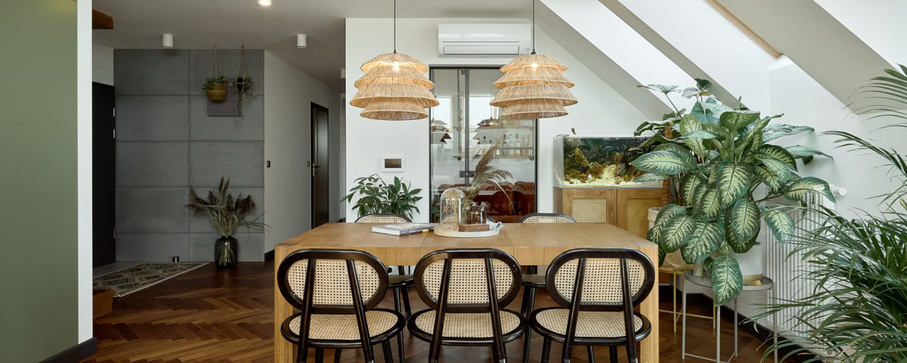 Mieszkanie na poddaszu w stylu urban jungle! Tak architektka urządziła przestrzeń pod skosami!