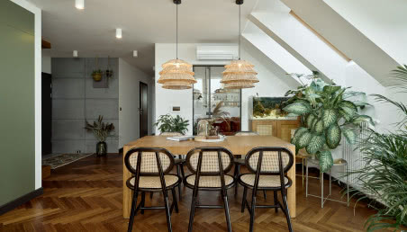 Mieszkanie na poddaszu w stylu urban jungle! Tak architektka urządziła przestrzeń pod skosami!