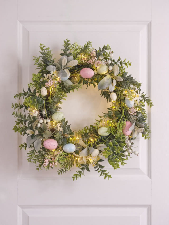 wianek wielkanocny na drzwiach