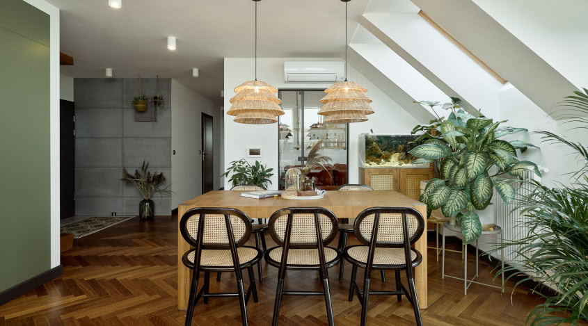 Mieszkanie na poddaszu w stylu urban jungle! Tak architektka urządziła przestrzeń pod skosami!