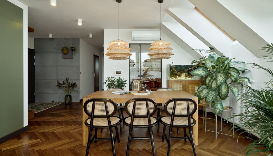 Mieszkanie na poddaszu w stylu urban jungle! Tak architektka urządziła przestrzeń pod skosami!