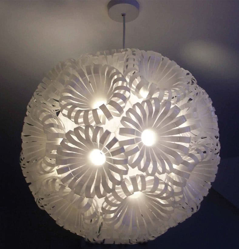 Sarah Turner stworzyła lampę ze zużytych,...