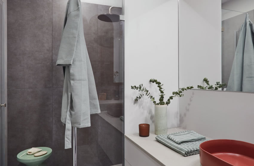 Prysznice w obu łazienkach są proste i...