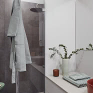 Drewno i wyraziste kolory - udany mariaż na 70 metrach kwadratowych