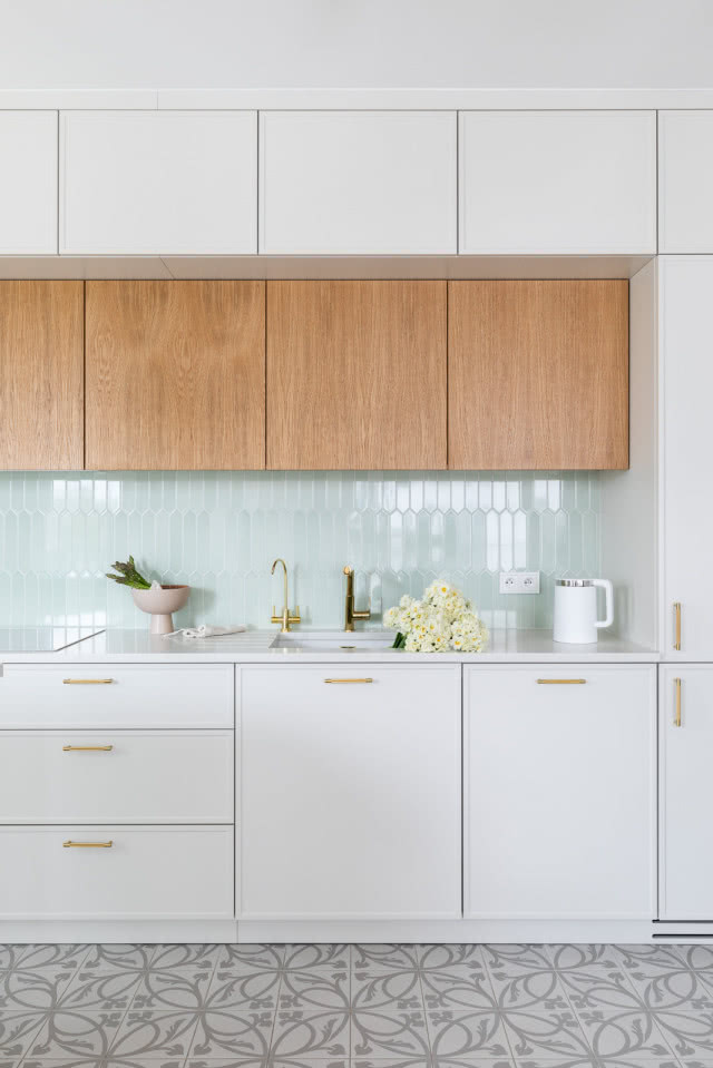 Biała kuchnia z drewnem aranżacja