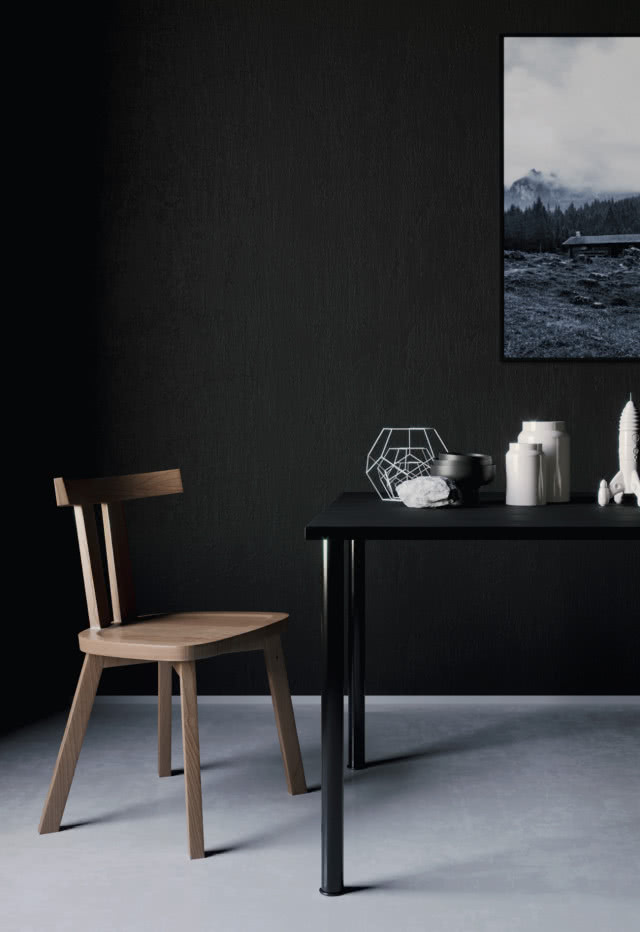 drewniane krzesło z oparciem, czarny duży stół, obraz, wazon, rakieta