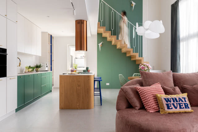 zielona ściana w salonie i schody