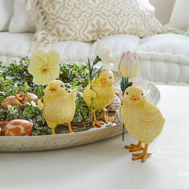 kurczaki z kwiatami dekoracja wielkanocna