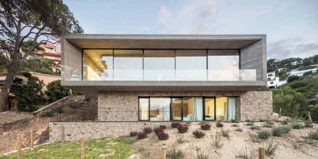 dom z żabiej perspektywy