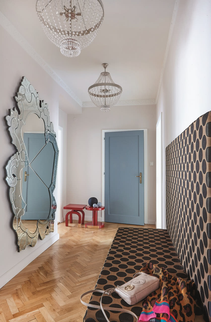 W ogromnym lustrze od Kare Design odbija się...