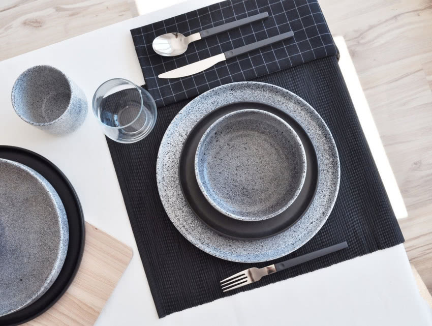 Zestaw Mess i Luna składa się z kilku naczyń
z...