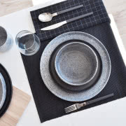 Zestaw Mess i Luna składa się z kilku naczyń
z...