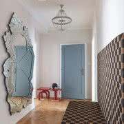 W ogromnym lustrze od Kare Design odbija się...