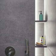 Drewno i wyraziste kolory - udany mariaż na 70 metrach kwadratowych