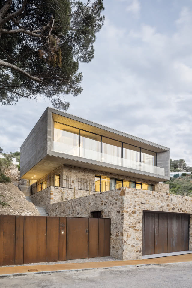 dom od strony garażu