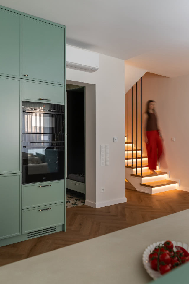 schody dębowe z podświetleniem w salonie