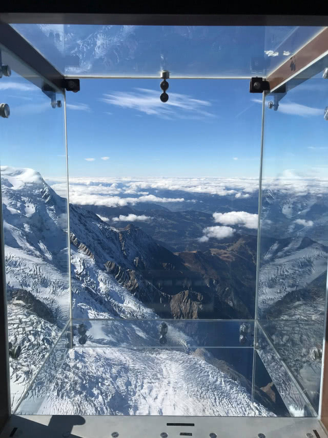 szklana platforma nad przepaścią