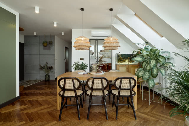 Jadalnia w stylu boho z rattanowymi lampami i krzesłami