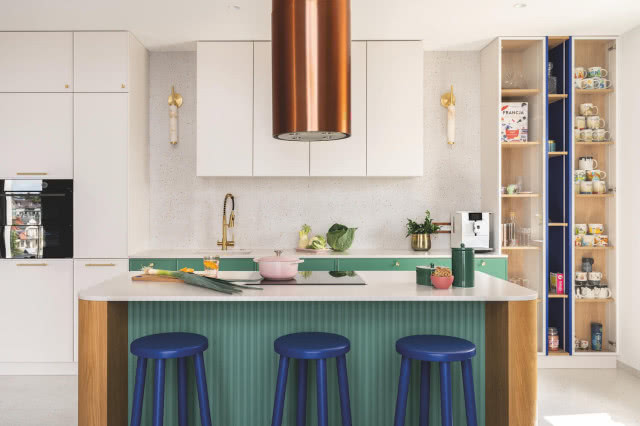 kolorowa kuchnia z wyspą