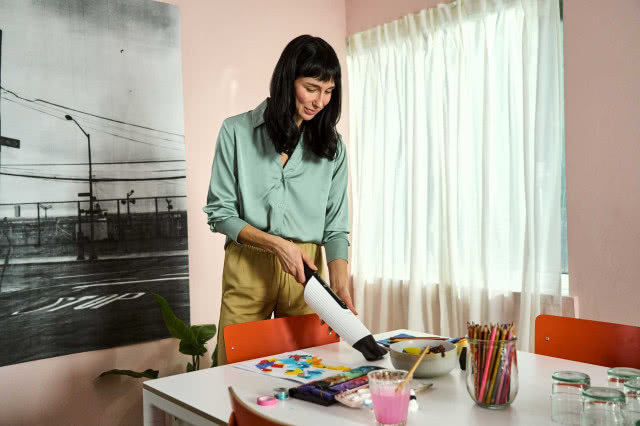 odkurzanie stołu w kuchni