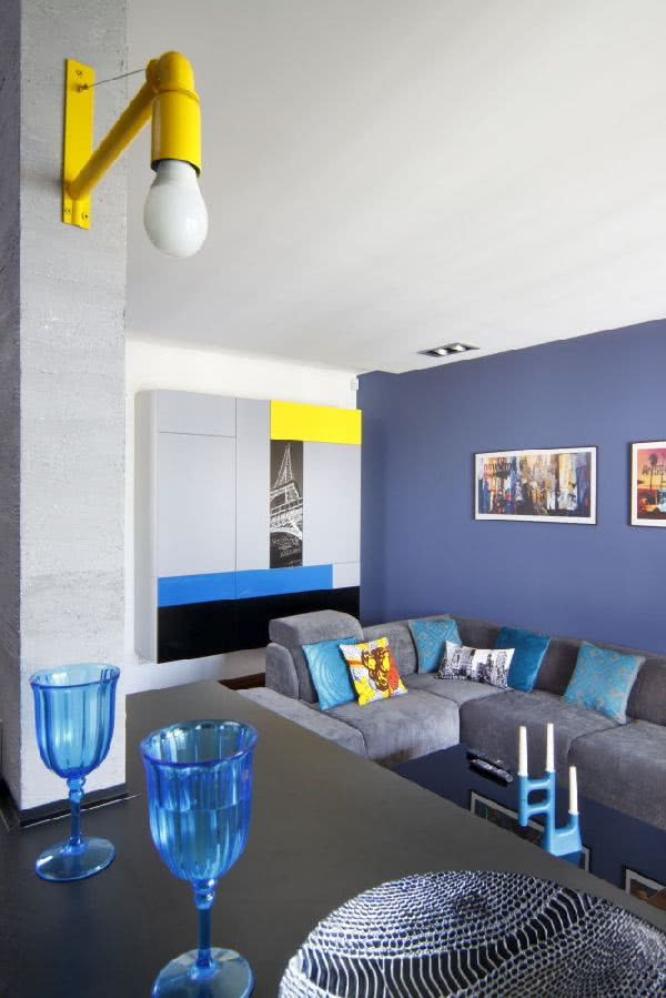 W salonie prym wiodą wielka komfortowa kanapa,...